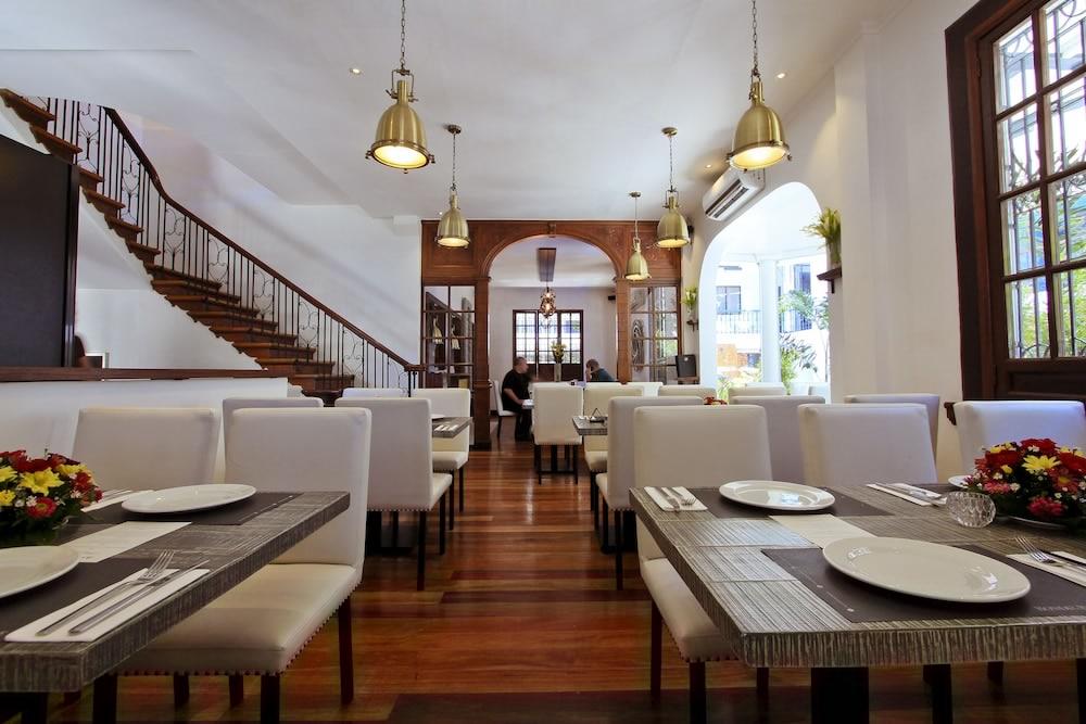The Bourke Hotel Davao Экстерьер фото